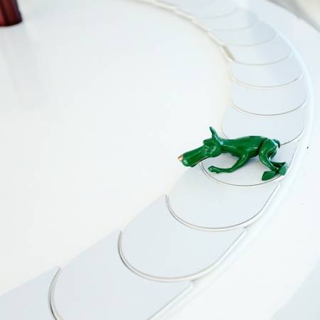 月牙式動態展示台應用於展覽